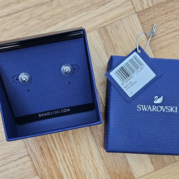 Swarovski attract soul stud earrings - Picture 2 of 2